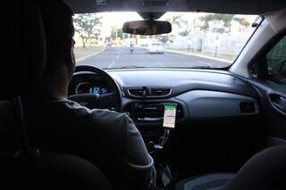 Motoristas cadastrado na Uber, na tarde de hoje (20), durante viagem na Capital. (Foto: Marcos Ermínio)