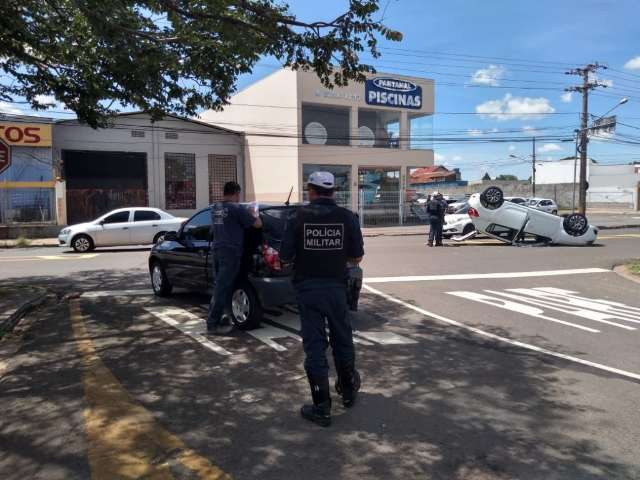 Sandero capota na Cear&aacute; e trecho da avenida &eacute; interditado ap&oacute;s acidente