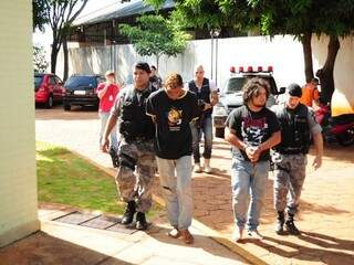 Homens presos após assaltarem conveniência. (Foto: Rodrigo Pazinato)