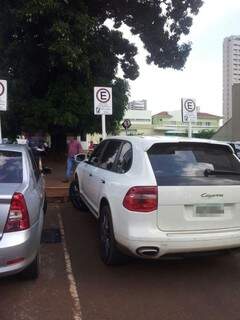 O motorista ignorou aviso de populares e estacionou em vaga destinada a idosos.(Foto: Direto das Ruas)