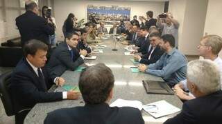Encontro do governador Reinaldo Azambuja com deputados (Foto: Leonardo Rocha)