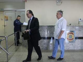 Advogado Benedicto Figueiredo, à esquerda, com João Amorim (de branco), na sede da PF. (Foto: Marcos Ermínio).