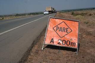 Motoristas devem ficar atentos para os pontos de pare e siga neste fim de semana na BR-163 em Mato Grosso do Sul (Foto: Divulgação)