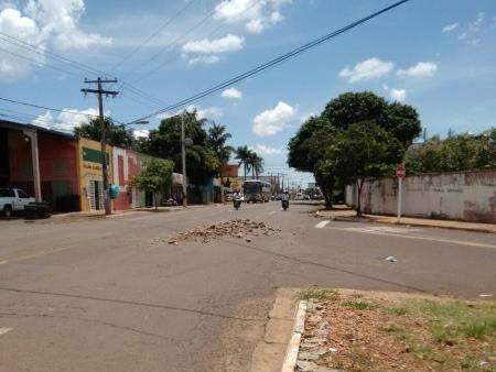 Caminh&atilde;o derruba pedras de ca&ccedil;amba e causa lentid&atilde;o em avenida movimentada