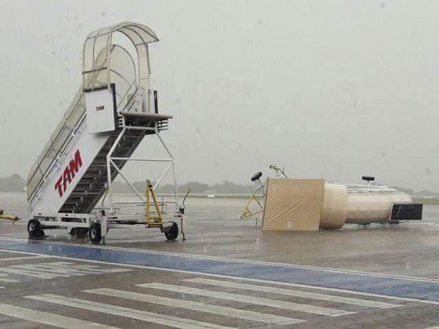 Ap&oacute;s chuva com ventos, aeroporto internacional opera por instrumentos