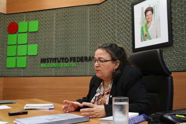 Reitora interv&eacute;m e cria di&aacute;rio de obra para concluir logo sede do IFMS