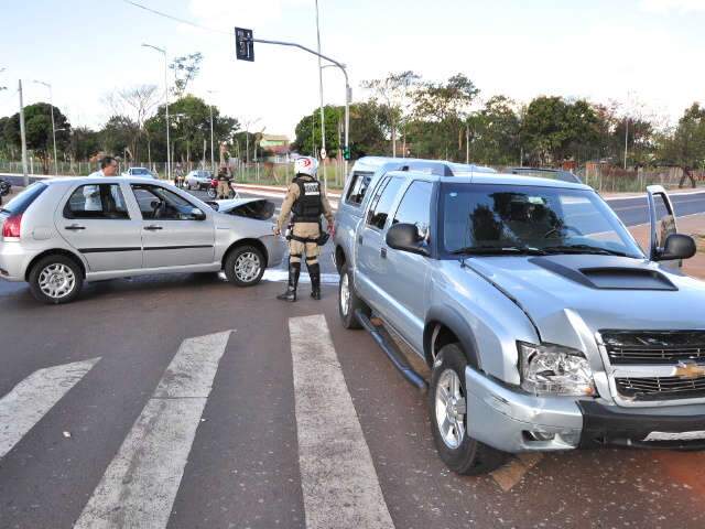  Dois ficam feridos em colis&atilde;o entre caminhonete e Fiat Palio na Capital