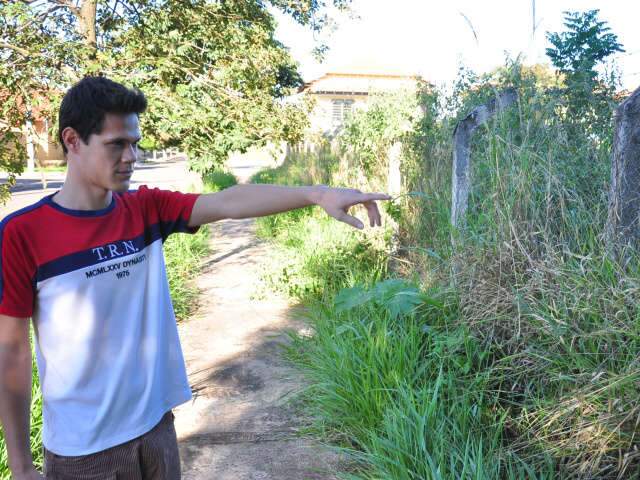  Terreno baldio vira &aacute;rea para consumo de drogas e criadouro de mosquitos
