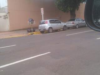 Estacionar ao lado de faixa amarela, multa de R$ 53,00.(Foto:Direto das Ruas)