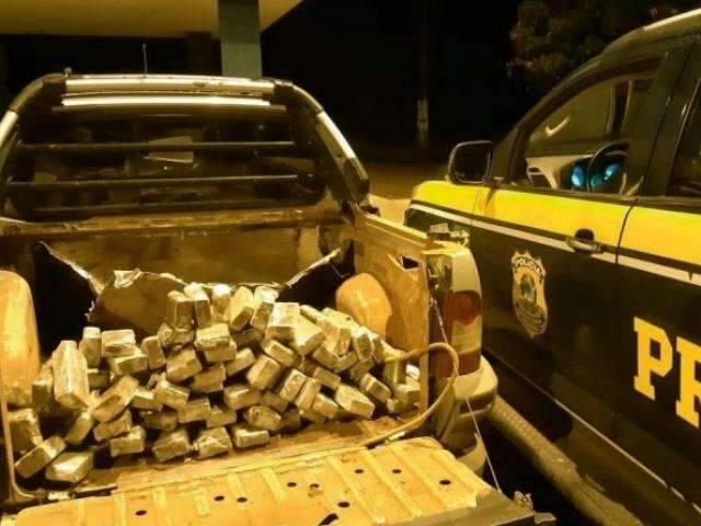 Dupla &eacute; presa com 61 quilos de maconha em carro furtado h&aacute; seis anos 