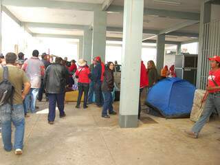Grupo montou até barraca em espaço do prédio do Incra na Afonso Pena. (Foto: Pedro Peralta)
