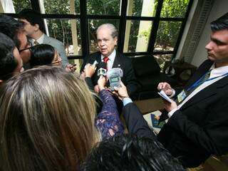 Presidente da AMB, Henrique Nelson Calandra, concede entrevista na Assembleia Legislativa nesta manhã. (Foto: Divulgação)