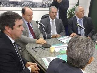 Governador Reinaldo Azambuja reunido com deputados estaduais e secretários para falar sobre o Refis (Foto: Leonardo Rocha)