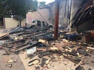Destruição provocada por explosivos usados em ataque a casas e loja de Zacarias Peralta, em Ypejhú (Foto: Direto das Ruas)