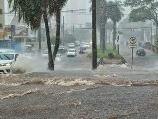 Cruzamento da avenida Mato Grosso com a rua Rio Grande do Sul inundada com a chuva (Foto: André Bittar)
