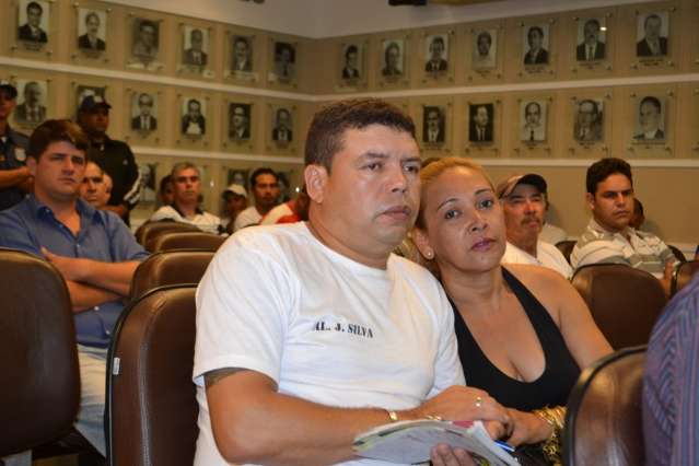 Bernal contrata empresa privada e desespera aprovados em concurso