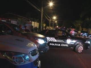 Movimentação de policias no local em que o assaltante foi morto, no começo da noite de ontem (Foto: Alcides Neto) 