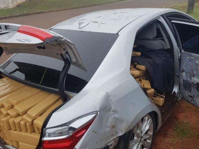 Traficante foge da PM e abandona Corolla com uma tonelada de maconha
