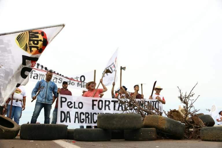 Manifestação na BR-163 (Foto: Henrique Kawaminami)