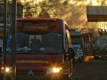 Bombeiros tentam h&aacute; 4 horas conter chamas em dep&oacute;sito de petroqu&iacute;mica 