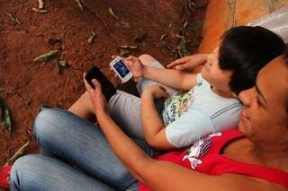 Uso de celular entre jovens cresceu, mas famílias também não dispensam a linha fixa. (Foto:Arquivo/Fernando Antunes)