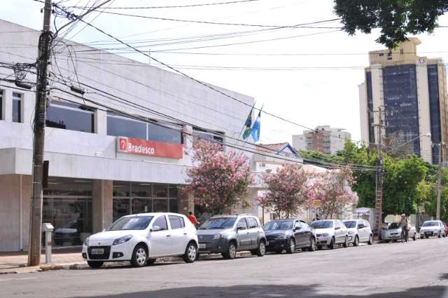 Cliente tenta registrar demora na fila de banco e caso para na pol&iacute;cia