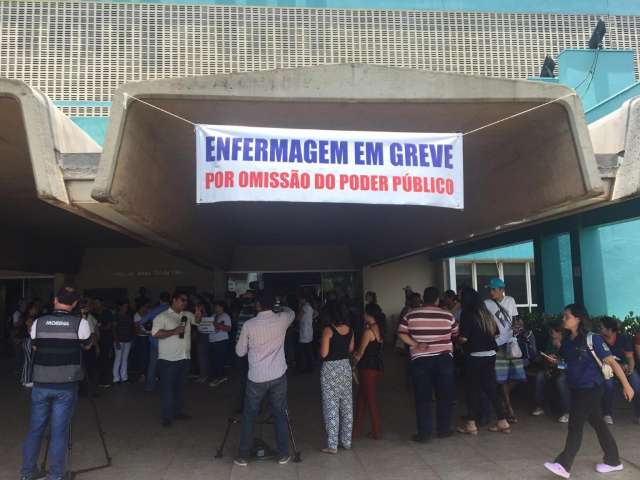 Sem receber parte do 13&ordm;, enfermagem da Santa Casa entra em greve