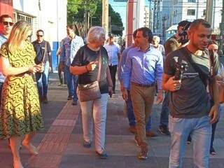 Sonia, de camiseta preta, conversa com o prefeito Marquinhos Trad durante passeio pela 14 (Foto: Maressa Mendonça)