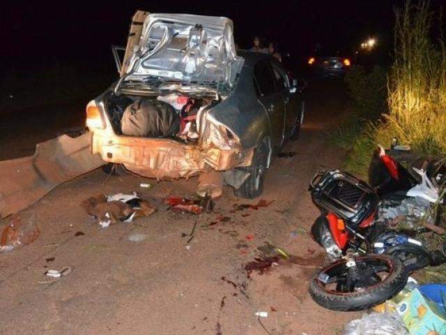 Idosa morre atropelada por moto ao descer de carro em acostamento