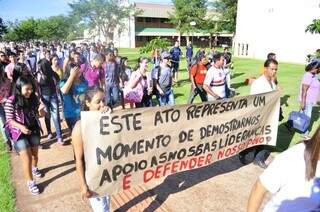 Estudantes índios durante protesto na manhã desta quarta-feira contra a PEC 215 (Foto: Eliel Oliveira)