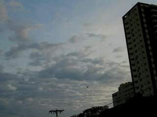 Na Capital, o dia amanheceu com céu nublado e friozinho (Foto: Saul Schramm)