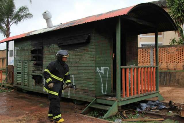 Vag&atilde;o da Orla pega fogo e bombeiros desconfiam de usu&aacute;rios de drogas