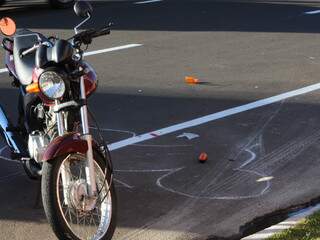 Motociclista foi atingida após caminhonete não respeitar sinalização. (Foto: Rodrigo Pazinato)