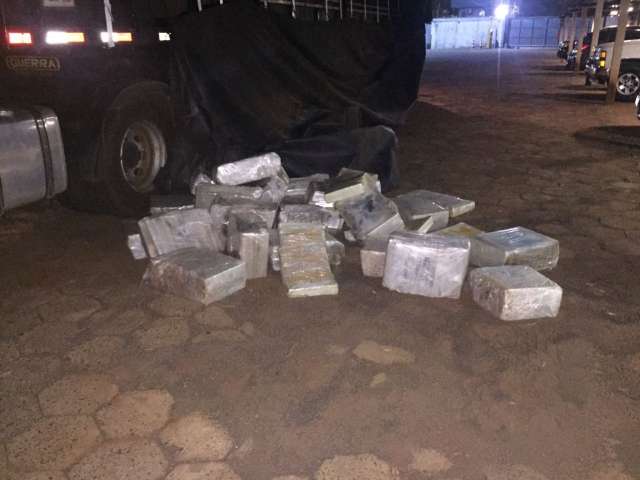 PF apreende 1,2 tonelada de maconha sob carga de madeira