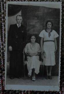 Delarinda ao meio, ao lado de uma das irmãs e o marido Bonifácio. 