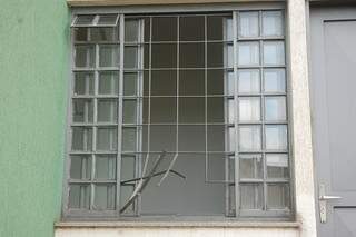 Presos quebraram grade da janela com os pés para escapar. (Simão Nogueira)