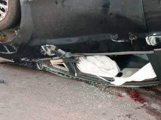 Carro capota, jovem fica preso &agrave;s ferragens e diz ter sido abandonado por amigo