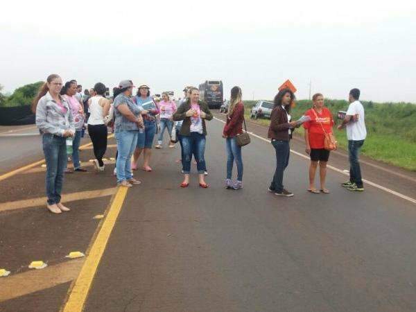 Professores e sindicalistas bloqueiam BR-163 contra reforma previdenci&aacute;ria