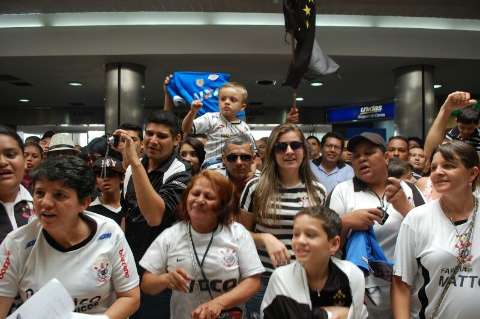 Jogadores do Corinthians evitam torcida e saem pelos fundos do Aeroporto