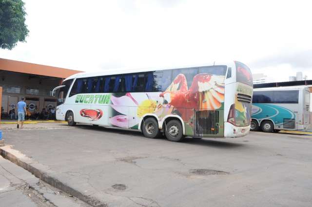 Quebradeira de &ocirc;nibus deixa cem passageiros &ldquo;plantados&rdquo; por 4 horas