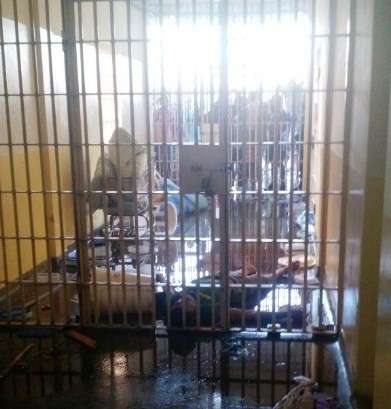 Pres&iacute;dio continua dominado por detentos e choque da PM chega &agrave; cidade