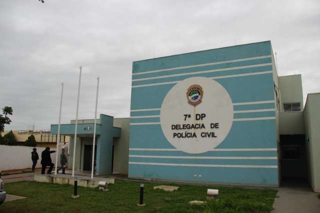 Embriagado, advogado colide carro em poste e vai parar na delegacia