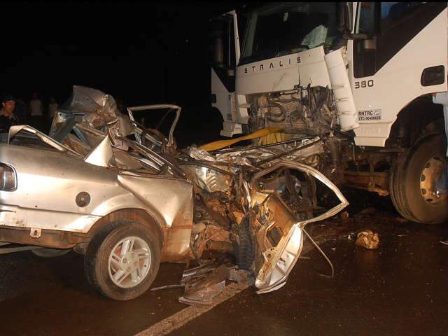  Caminh&atilde;o bate de frente com carro e mata uma pessoa na BR-163