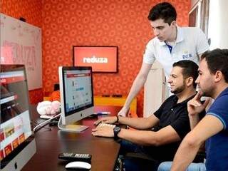 Os empreendedores, Alessandro a esquerda, Neto ao meio e Lucas de camiseta branca trabalhando na plataforma Reduza (Foto: Arquivo pessoal)