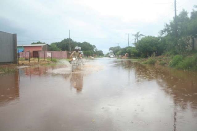 Temporal causa alagamentos e pane em ve&iacute;culos na regi&atilde;o das Moreninhas