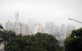 Na Capital, a sexta-feira amanheceu com névoa úmida. (Foto: Marcos Ermínio) 