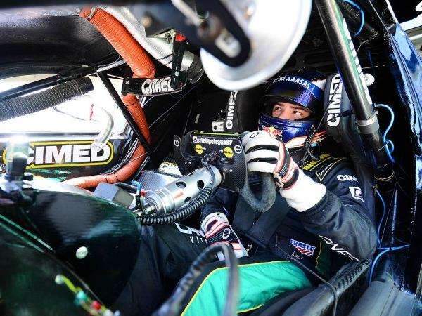 Em acirrado duelo de gera&ccedil;&otilde;es, Fraga leva Corrida do Milh&atilde;o da Stock Car