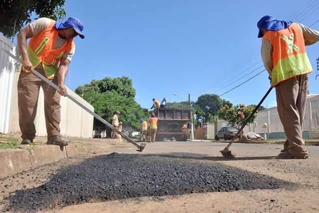 Prefeitura aproveita &#039;estiagem&#039; e intensifica servi&ccedil;os do tapa-buraco
