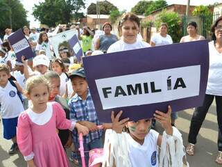 Caminhada reuniu crianças, professores e famílias pelas ruas do Dom Antônio Barbosa. (Foto: Minamar Júnior)