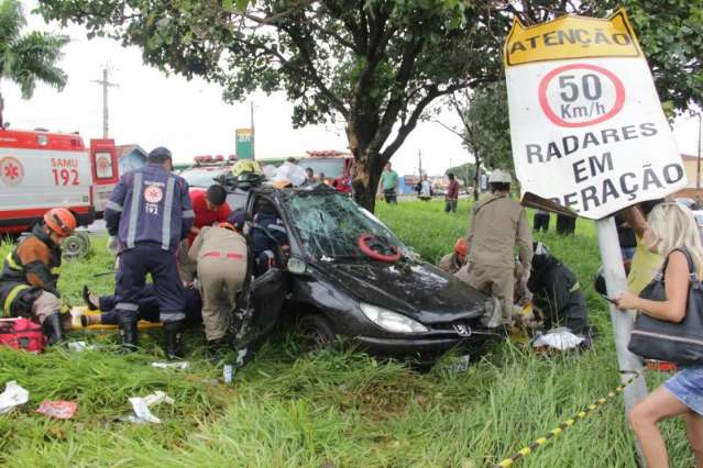  Motorista perde controle, bate em placa de radar e s&oacute; para ao atingir &aacute;rvore 